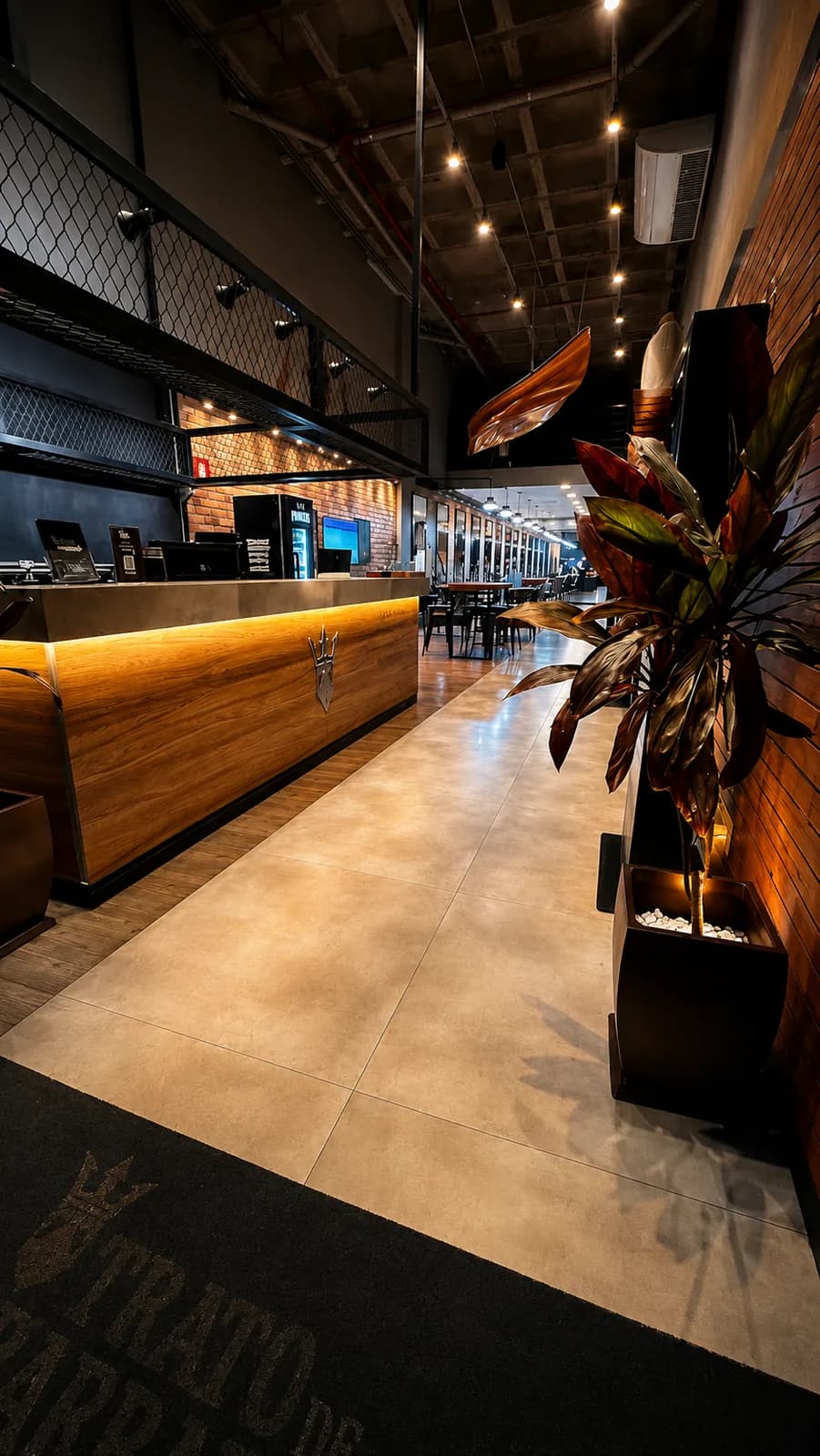 interior da barbearia: balcão e recepção